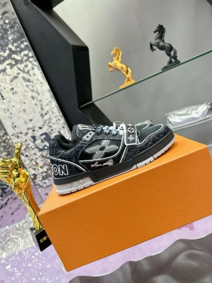 2024 Men Louis Vuitton Black White Leather Suede LV Trainer Sneakers
